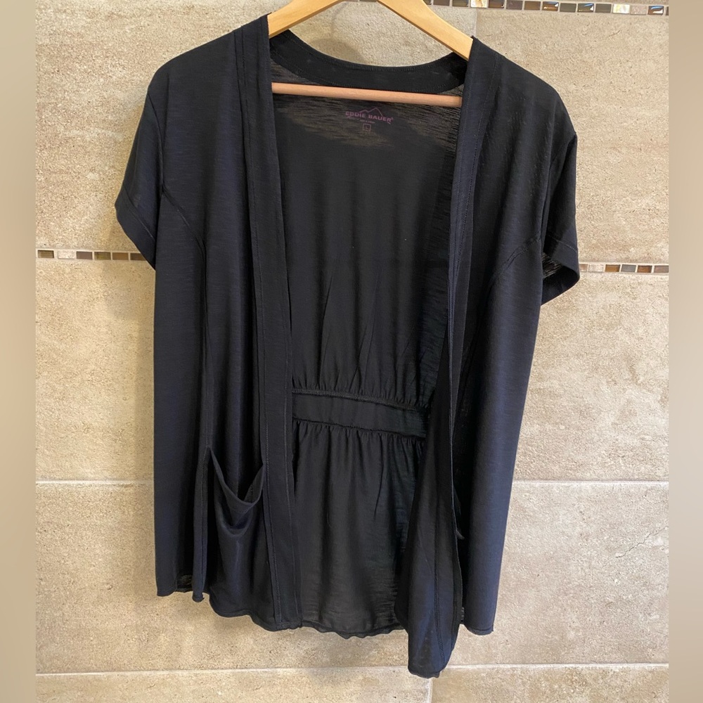 Light weight sweater or pullover with pockets